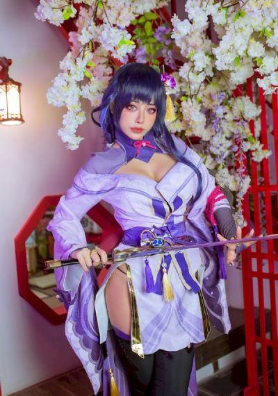 明艳动人的她